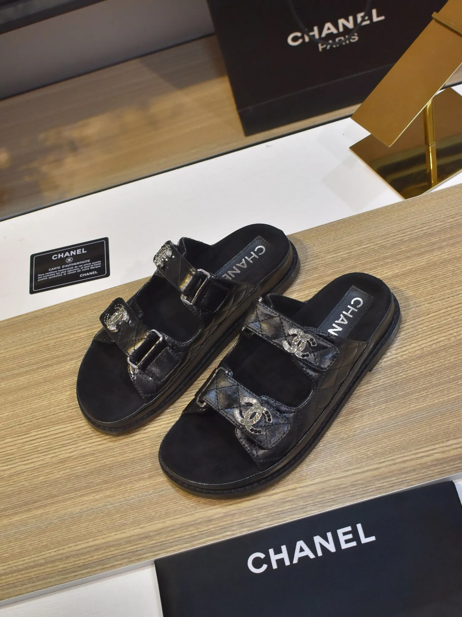 👟👟Ex-factory price 480👟👟 𝑐ℎ𝒶𝓃𝓮𝓁 2025 early spring double pearl latest season new Velcro slippers ————————————❤ European purchasing agent & fragrance grandma’s new fashion latest layout 🔛 Small fragrance sandals that exude lasting charm ~ original development supports any comparison in the market 🆚The so-called smooth and natural lines To restore the original look, many celebrities have recommended it as one of the must-have items for spring. It is super comfortable on the feet! [Top version] ⚫ Size: 35-41 (41-42 customized, non-returnable)